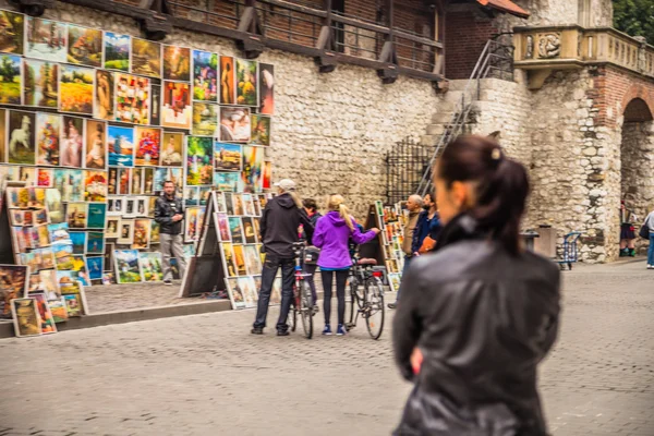 Hermosa chica viajando en la antigua ciudad — Foto de Stock