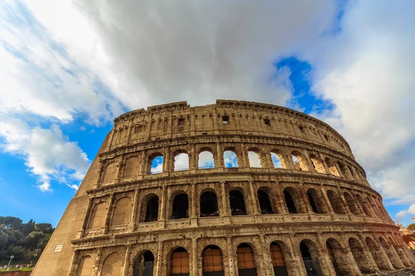 Utsikten mot Colosseum i en solig dag. Rom, Italien — Stockfoto