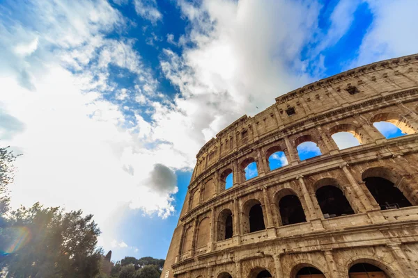 Vista del Coliseo en un día soleado. Roma, Italia — Foto de Stock