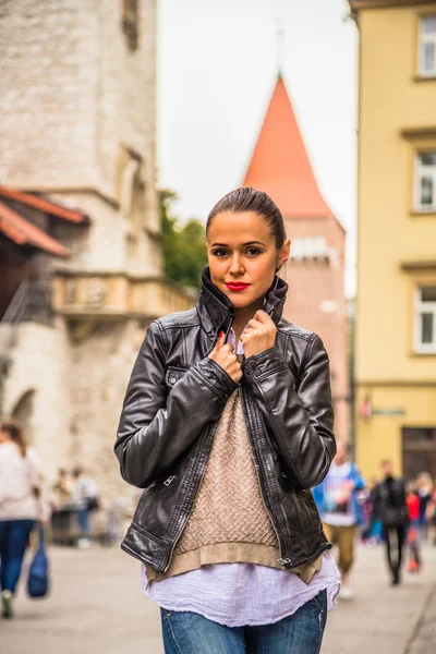 Hermosa chica viajando en la antigua ciudad — Foto de Stock