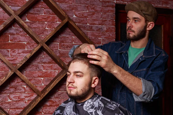 Стрижка чоловіків перукарні. Чоловічі перукарень; перукарі. Перукарня ріже клієнтської машини для стрижки. — стокове фото