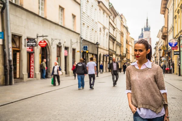 Hermosa chica viajando en la antigua ciudad — Foto de Stock