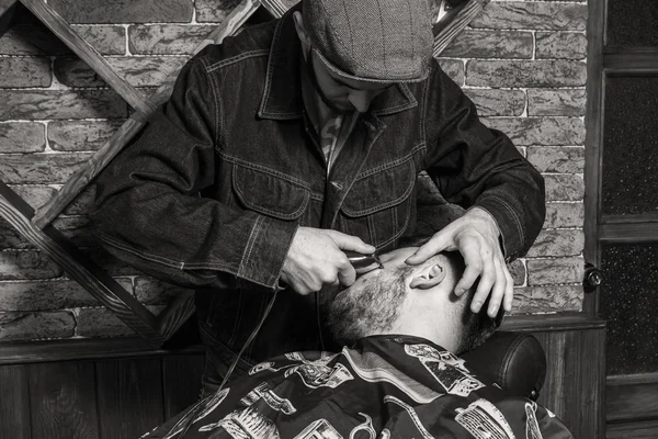 Homens de corte de cabelo Barbearia. Cabeleireiros masculinos; barbeiros. Barbeiro corta cliente com tesoura . — Fotografia de Stock