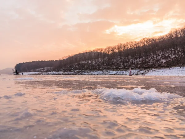 Vackert vinterlandskap på floden. Floden i is. Vinter fiske — Stockfoto