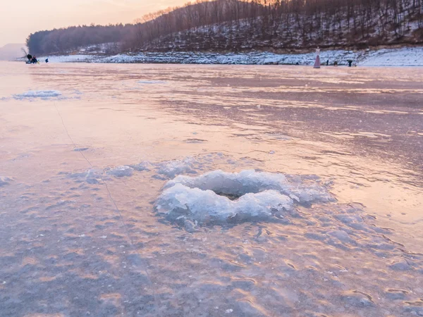 Vackert vinterlandskap på floden. Floden i is. Vinter fiske — Stockfoto