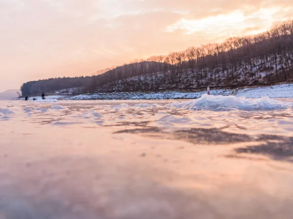 Vackert vinterlandskap på floden. Floden i is. Vinter fiske — Stockfoto