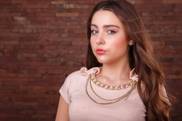 Una chica con una falda corta sobre un fondo claro. Hermosa joven. Hermoso maquillaje profesional . —  Fotos de Stock