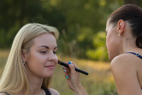 Trabajo en el maquillaje al aire libre . —  Fotos de Stock