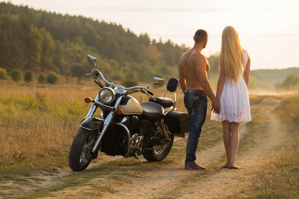 Jovem casal em um campo — Fotografia de Stock