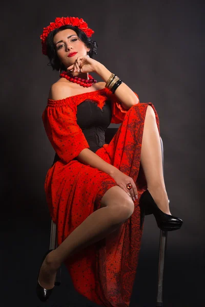 Superbe brune en robe rouge et noire — Photo