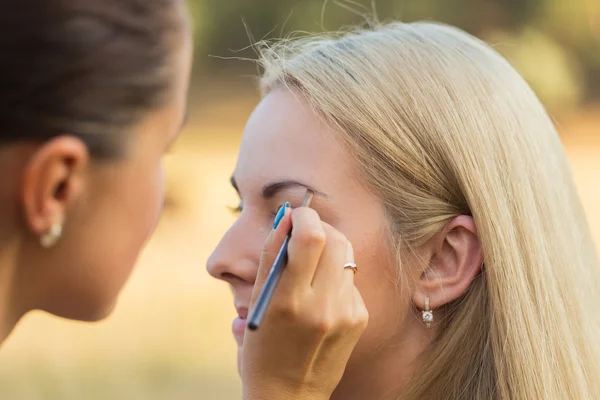 Práce na make-up venku. — Stock fotografie