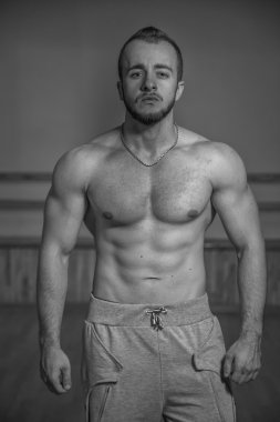 Kameraya poz yakışıklı atletik erkek