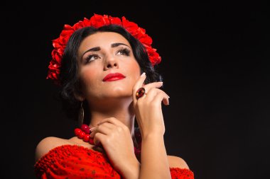 Kırmızı ve siyah elbiseli güzel esmer