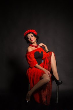 Kırmızı ve siyah elbiseli güzel esmer