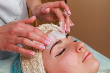 Güzellik bakımları için sorun cilt. Krem uygulamak kız spa salonda.