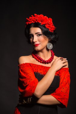 Kırmızı ve siyah elbiseli güzel esmer