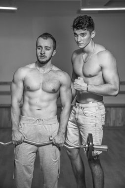 Kameraya poz yakışıklı atletik erkek