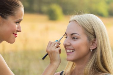 Kalıcı makyaj açık havada üzerinde çalışmak.