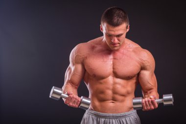 Siyah bir arka plan üzerinde kaslı