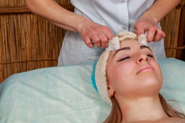 Güzellik bakımları için sorun cilt. Krem uygulamak kız spa salonda.