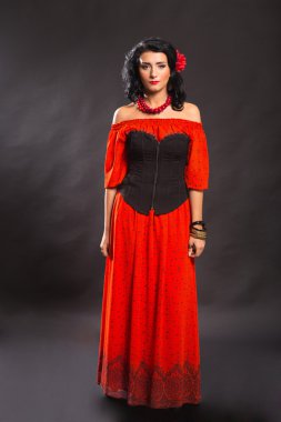 Karanlık bir arka plan üzerinde güzel, gizemli, şirin esmer. Siyah ve beyaz fotoğraf güzel gizemli esmer.