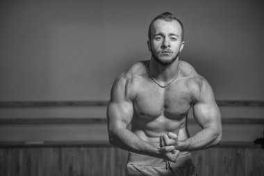 Kameraya poz yakışıklı atletik erkek