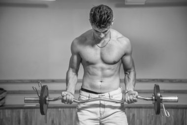 Kameraya poz yakışıklı atletik erkek