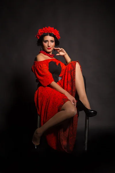 Hermosa morena en vestido rojo y negro — Foto de Stock