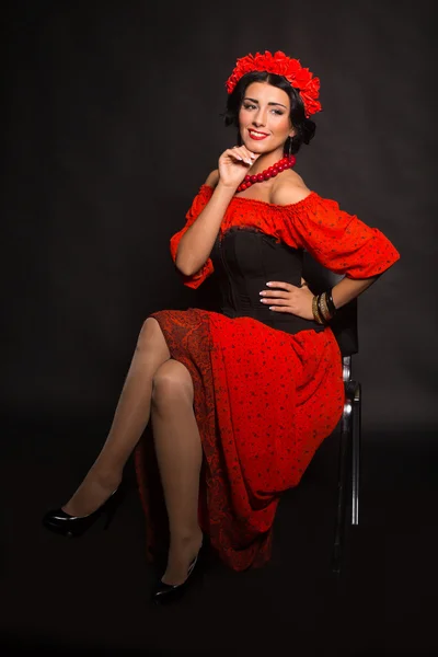 Великолепная брюнетка в красном и черном платье — стоковое фото
