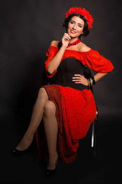Vacker brunett i rött och svart klänning — Stockfoto