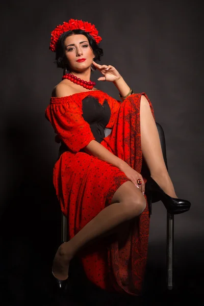 Hermosa morena en vestido rojo y negro — Foto de Stock