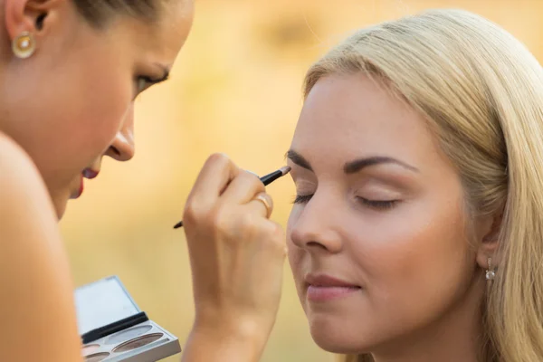 Trabajo en el maquillaje al aire libre . —  Fotos de Stock