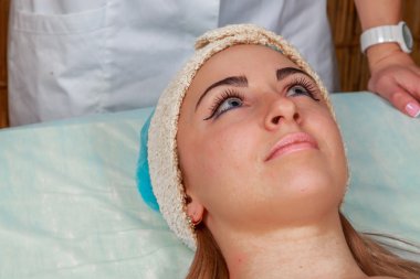 Güzellik bakımları için sorun cilt. Krem uygulamak kız spa salonda.