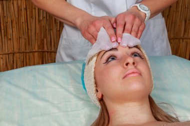 Güzellik bakımları için sorun cilt. Krem uygulamak kız spa salonda.