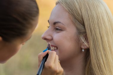 Kalıcı makyaj açık havada üzerinde çalışmak.