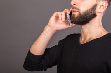 Başarılı delikanlı bir cep telefonu üzerinde konuşurken