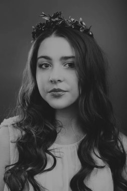 Güzel saç siyah beyaz portre kadınla