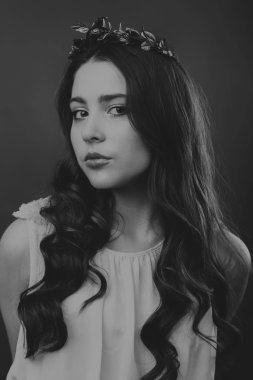Güzel saç siyah beyaz portre kadınla