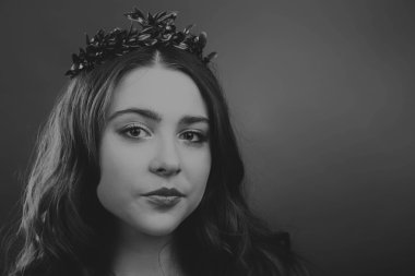 Güzel saç siyah beyaz portre kadınla