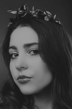 Güzel saç siyah beyaz portre kadınla