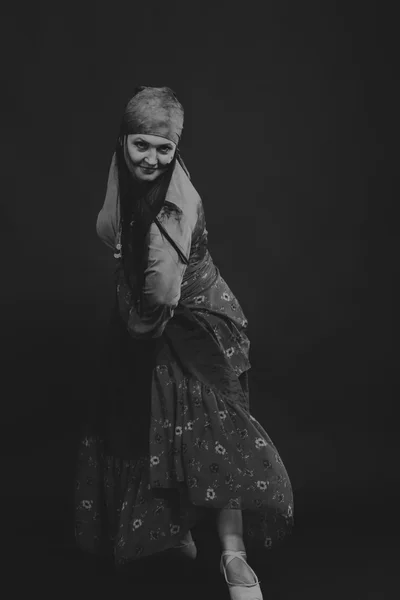 Menina cigana bonita em um fundo preto, foto preto e branco — Fotografia de Stock