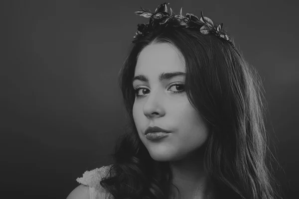 Mujer con hermoso cabello retrato en blanco y negro — Foto de Stock