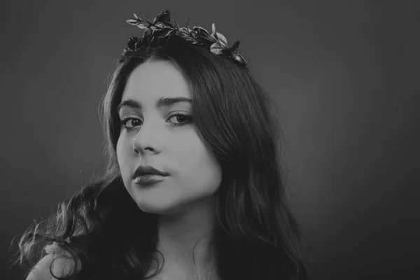 Mujer con hermoso cabello retrato en blanco y negro —  Fotos de Stock