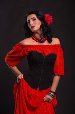 Kırmızı ve siyah elbiseli güzel esmer