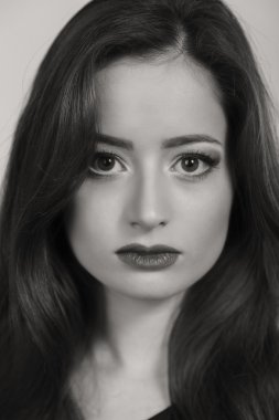 Güzel kız güzellik vurdu. Güzellik fotoğraf. Güzel kız yakın çekim yüz. Parlak makyaj.