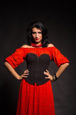 Kırmızı ve siyah elbiseli güzel esmer