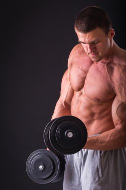 Farklı poz vücut geliştirmeci onların kas gösteren teşkil etmektedir. Karanlık bir arka plan üzerinde hata oluştu. Erkek gösteren kaslar zorlayarak. Güzel kas vücut atlet.