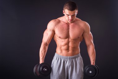 Farklı poz vücut geliştirmeci onların kas gösteren teşkil etmektedir. Karanlık bir arka plan üzerinde hata oluştu. Erkek gösteren kaslar zorlayarak. Güzel kas vücut atlet.