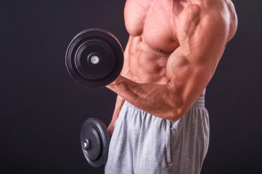 Farklı poz vücut geliştirmeci onların kas gösteren teşkil etmektedir. Karanlık bir arka plan üzerinde hata oluştu. Erkek gösteren kaslar zorlayarak. Güzel kas vücut atlet.