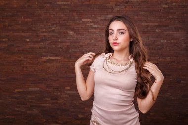 Şık ve seksi esmer. Parlak elbiseli güzel kız.